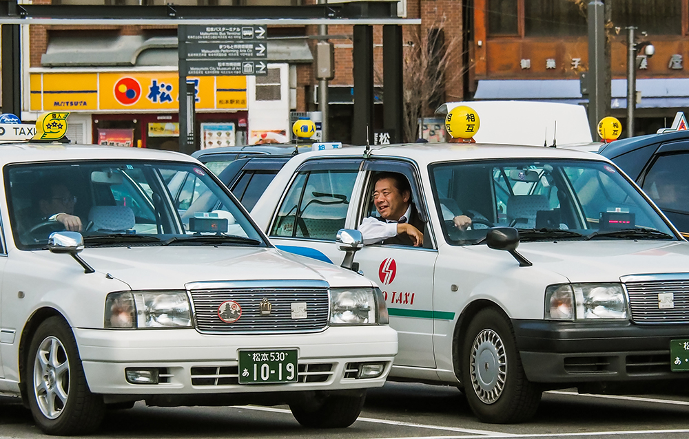 タクシー運転手の勤務時間帯ごとの働き方の違い（日勤・夜勤・隔日勤務）