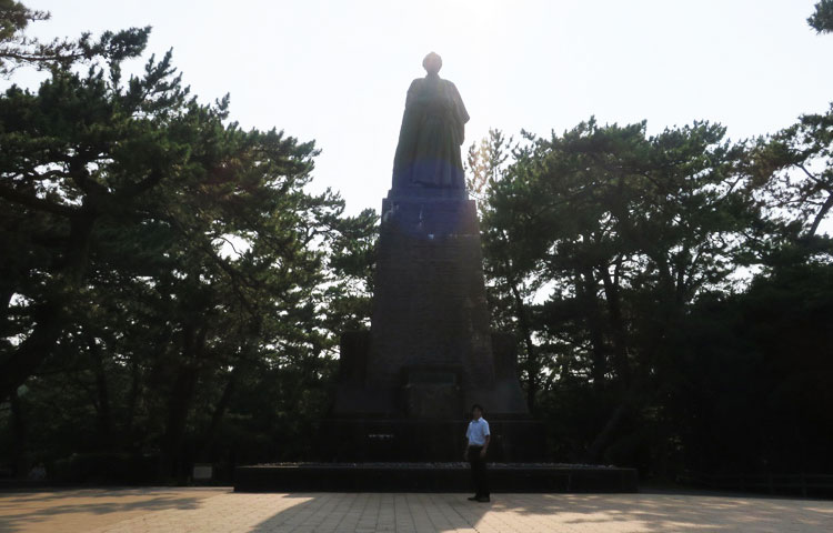 土電ハイヤー中谷社長と坂本龍馬像