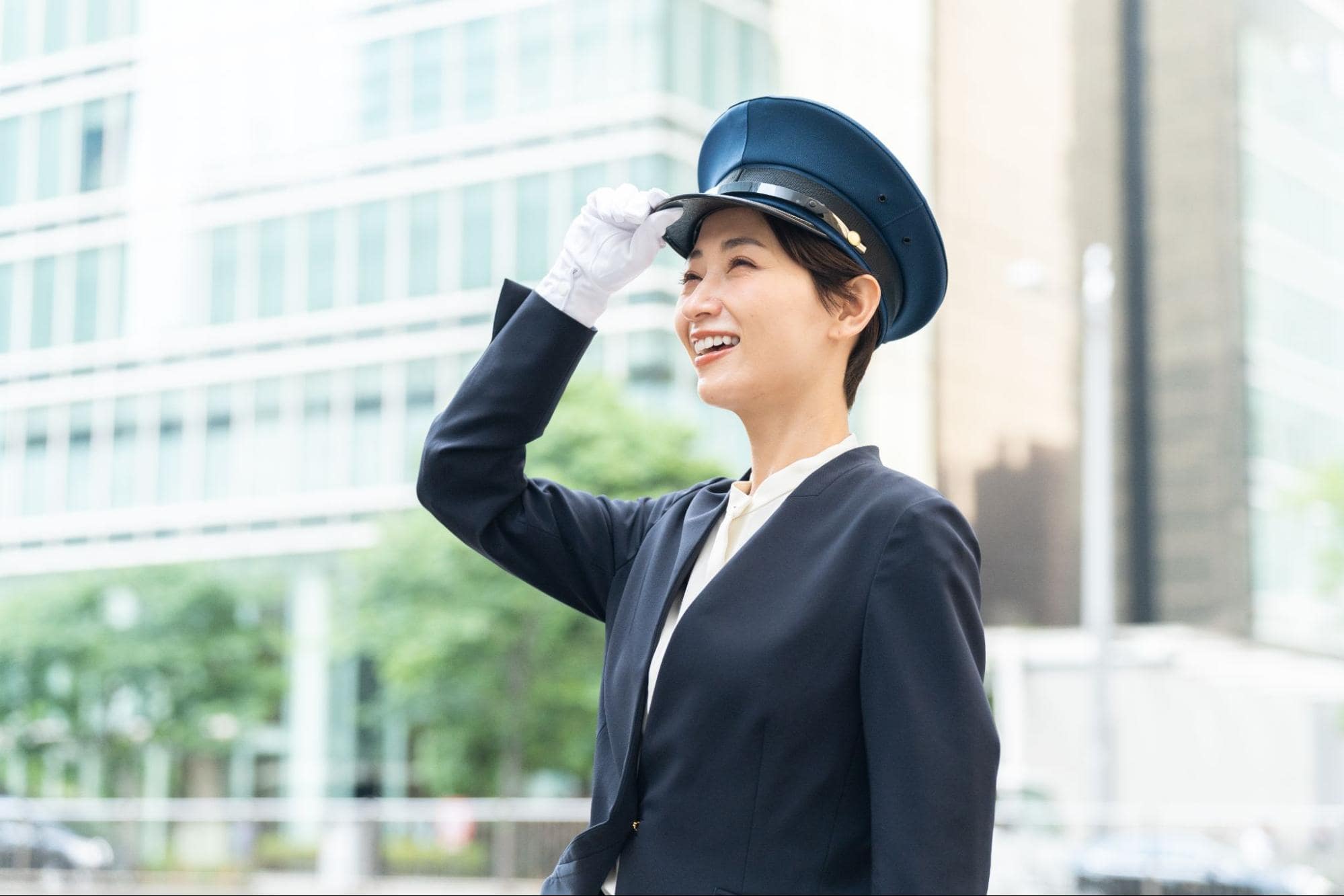 女性のタクシー運転手が増えている理由