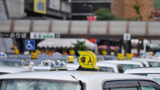 個人タクシー事業者になるには？資格要件や条件緩和を解説！開業までに最短でも10年かかる？